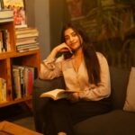Malavika Sreenath Instagram - This song never gets old ✨ Also, play this on your next date to make her fall head over heels 🐣🌝 Reminding you to buy her flowers!! 💁‍♀️ ketto. Ok. 🤍 📸 @muzammilmooza 🫶🏼