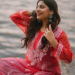 Malavika Sreenath Instagram - Magical evenings by the sea, sun , lights and her 🤍