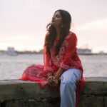 Malavika Sreenath Instagram - Magical evenings by the sea, sun , lights and her 🤍