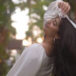 Malavika Sreenath Instagram - It’s Harris Jayaraj’s world and we are just living in it 🤍✨ @jharrisjayaraj Shot & edited by @aftha.b Styled by @aysha.abbas_ #sutrumvizhi #ghajini #bgm #tamilbgm #trendingaudio #tamilsong