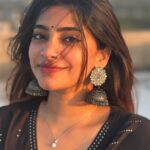 Malavika Sreenath Instagram - Jhumkaaa and bindi 🖤🤌🏻 ohh how I love being a desi girl ✨ Shot by @anamika_sreenath Edited by @muzammilmooza #jhumkas #jhumka #bindi #desi #desigirl #indiangirl #hindi #hindibgm #trendingaudio