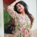 Malavika Sreenath Instagram - When Sajni meets Bougainvillea 🩷 Ft | @malavika_sreenath Shot and Edited by @muzammilmooza Outfit | @house_of_vandy Styled by @styledby_al_ @amritha_lakshmi___ [Sajni, Laapataa Ladies, Sajni Re, Bougainvillea, Pink]
