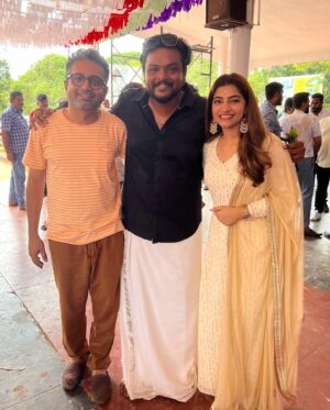Malavika Sreenath Instagram - My Next 🎬 Rolling from today! 

Announcing “KASARGOLD” directed by @mridulmnair !
Starring @asifali @sunnywayn @shinetomchacko_official @deepakparambol 

Need your prayers and blessings!❤️

#newmovie #newbeginnings #asifali #sunnywayne #shinetomchacko #mridulmnair