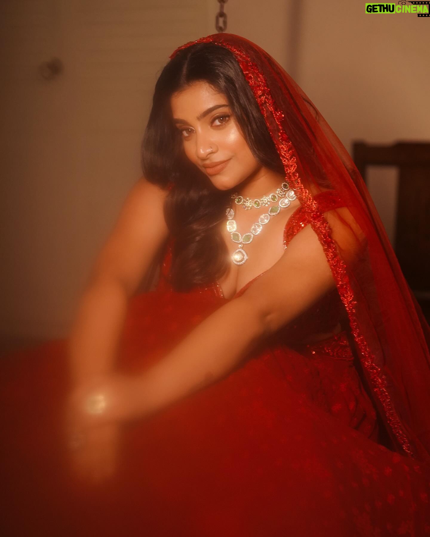 Malavika Sreenath Instagram - रानी ❤️🔥 Ft @malavika_sreenath Photography @muzammilmooza Styling @styledbyalbin_ @_a.l.b.i.n MUAH @_anish_makeup_artist Outfit @thunnal Jewellary @adorebypriyanka Location @abad.hotels