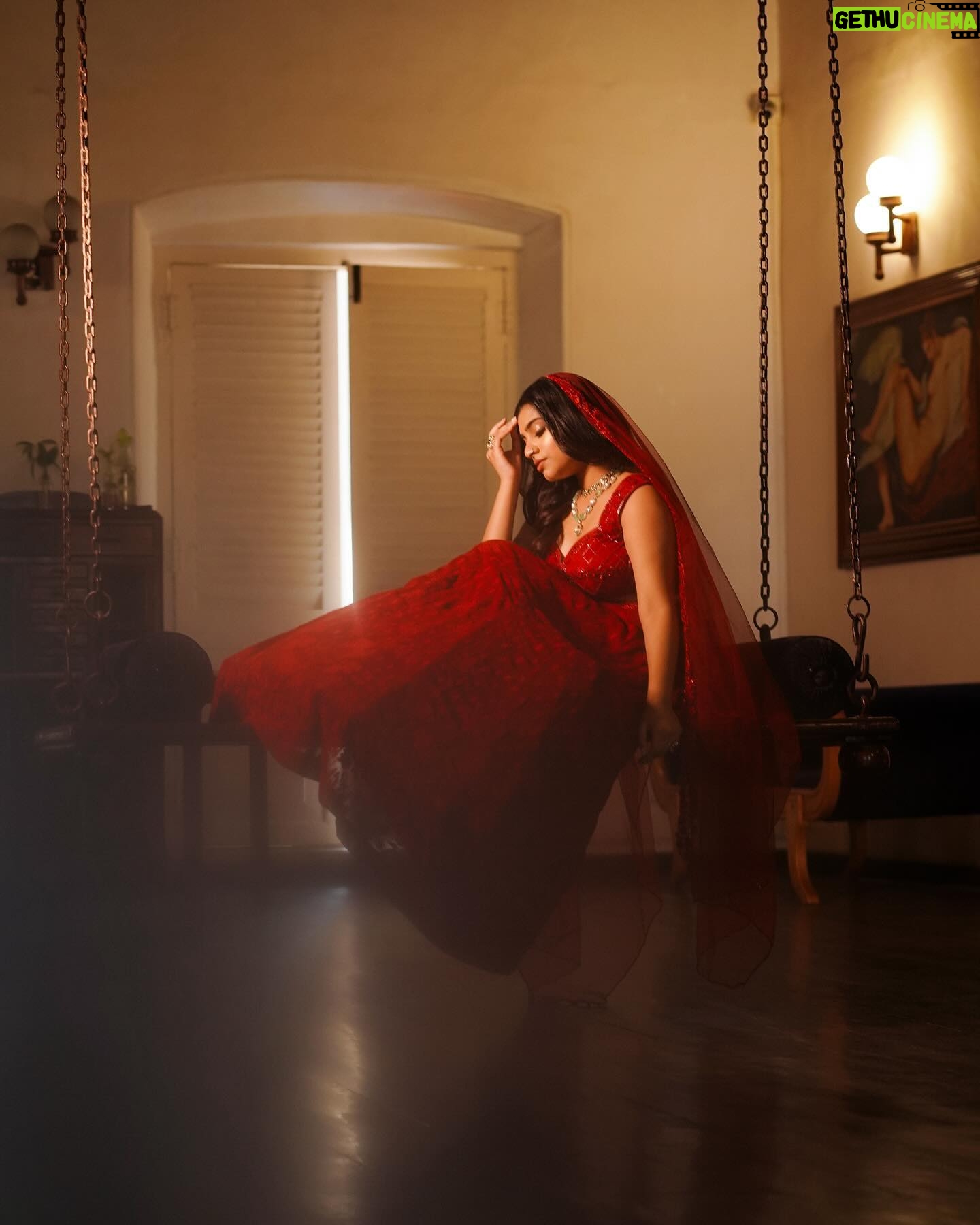 Malavika Sreenath Instagram - रानी ❤️🔥 Ft @malavika_sreenath Photography @muzammilmooza Styling @styledbyalbin_ @_a.l.b.i.n MUAH @_anish_makeup_artist Outfit @thunnal Jewellary @adorebypriyanka Location @abad.hotels