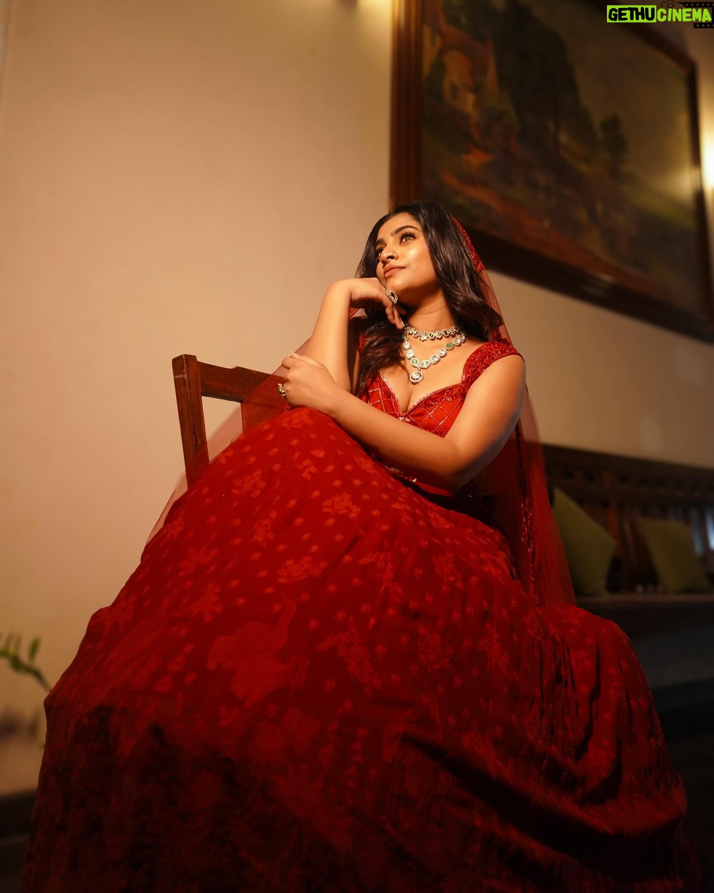Malavika Sreenath Instagram - रानी ❤️🔥 Ft @malavika_sreenath Photography @muzammilmooza Styling @styledbyalbin_ @_a.l.b.i.n MUAH @_anish_makeup_artist Outfit @thunnal Jewellary @adorebypriyanka Location @abad.hotels