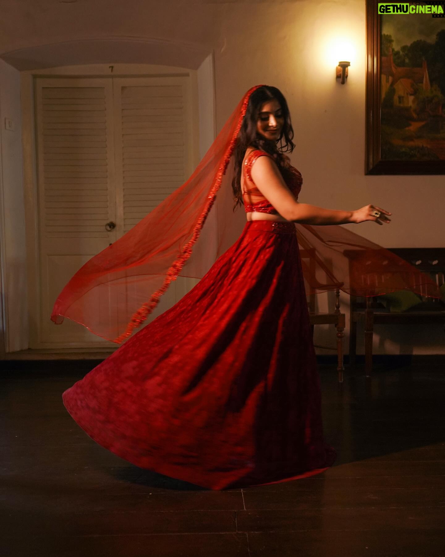 Malavika Sreenath Instagram - रानी ❤️🔥 Ft @malavika_sreenath Photography @muzammilmooza Styling @styledbyalbin_ @_a.l.b.i.n MUAH @_anish_makeup_artist Outfit @thunnal Jewellary @adorebypriyanka Location @abad.hotels