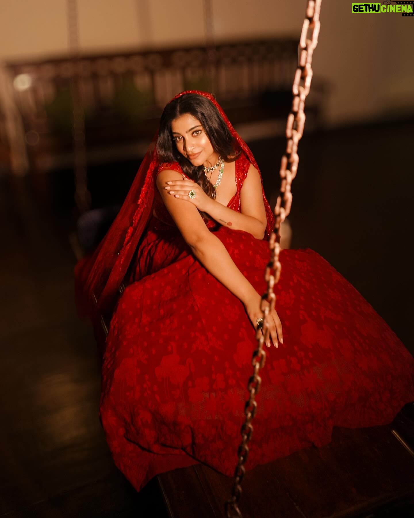 Malavika Sreenath Instagram - रानी ❤️🔥 Ft @malavika_sreenath Photography @muzammilmooza Styling @styledbyalbin_ @_a.l.b.i.n MUAH @_anish_makeup_artist Outfit @thunnal Jewellary @adorebypriyanka Location @abad.hotels