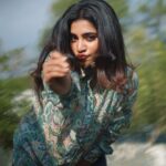 Malavika Sreenath Instagram - Incase you missed some chiri 🌝😎 Shot by @muzammilmooza 🕶️ Shirt @senora_western_outlet 🫶🏼 Special Thanks @amritha_lakshmi___ 🤍