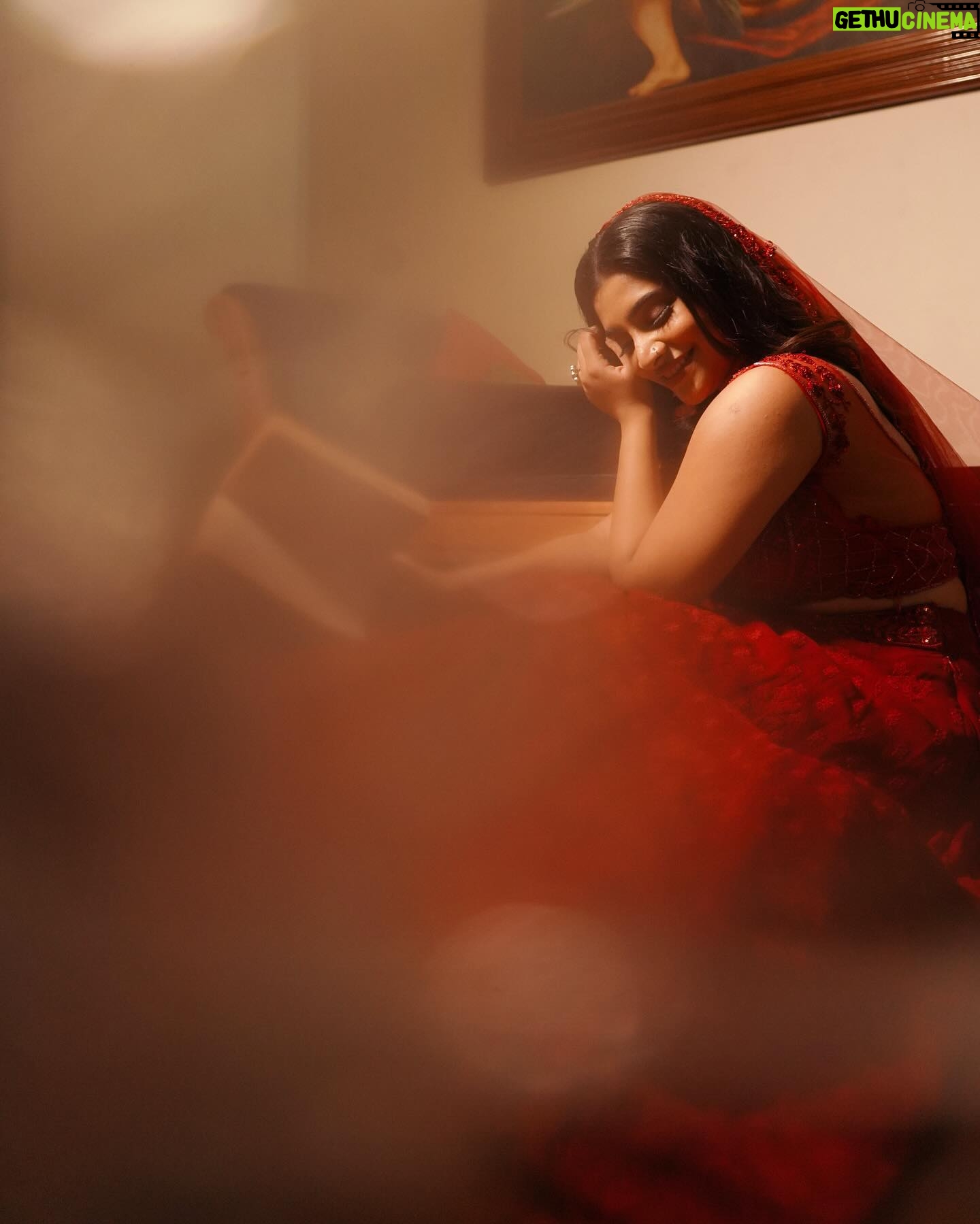 Malavika Sreenath Instagram - रानी ❤️🔥 Ft @malavika_sreenath Photography @muzammilmooza Styling @styledbyalbin_ @_a.l.b.i.n MUAH @_anish_makeup_artist Outfit @thunnal Jewellary @adorebypriyanka Location @abad.hotels