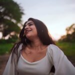 Malavika Sreenath Instagram - Hello December ❄️ 📷 @aftha.b #december #winter #sony #urbanic #portraitphotography #goldenhour