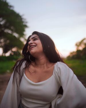 Malavika Sreenath Instagram - Hello December ❄️

📷 @aftha.b 

#december #winter #sony #urbanic #portraitphotography #goldenhour