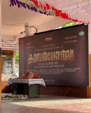 Malavika Sreenath Instagram - My Next 🎬 Rolling from today! 

Announcing “KASARGOLD” directed by @mridulmnair !
Starring @asifali @sunnywayn @shinetomchacko_official @deepakparambol 

Need your prayers and blessings!❤️

#newmovie #newbeginnings #asifali #sunnywayne #shinetomchacko #mridulmnair