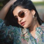 Malavika Sreenath Instagram - Incase you missed some chiri 🌝😎 Shot by @muzammilmooza 🕶️ Shirt @senora_western_outlet 🫶🏼 Special Thanks @amritha_lakshmi___ 🤍
