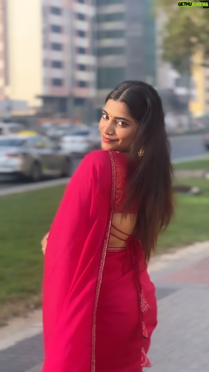Malavika Sreenath Instagram - Looking for my Don in sareee around the world 💕👀🫶🏼 UAE heat and saree is unbearable but cannot stop me filming this look 🌝 Styled by @amritha_lakshmi___ loveeee🫶🏼 Beautiful saree from @colos_the_designing_couture 💕 Shot by @anamika_sreenath unni😘 ✂️ : 🙋♀️