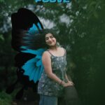 Malavika Sreenath Instagram - ലോകം മുഴുവൻ അഴകേ നിൻ മുന്നിൽ നമിക്കുന്നേ 💙 Ft @malavika_sreenath 🦋 Shot and edited by @muzammilmooza 🧞‍♂️