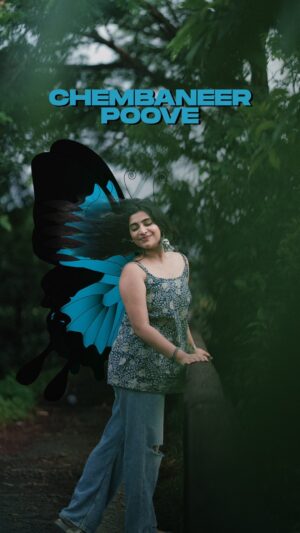 Malavika Sreenath Instagram - ലോകം മുഴുവൻ അഴകേ നിൻ മുന്നിൽ നമിക്കുന്നേ 💙

Ft @malavika_sreenath 🦋
Shot and edited by @muzammilmooza 🧞‍♂️
