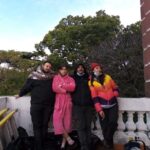 Malena Sánchez Instagram - 🍑🍌🍓🍋🍉🍍🍊🥝🍎 Hacer comedia es una invitación a la risa y el disfrute total. Y así fue “Felices los 6”, un planazo de hacer y ahora puedo decir, un planazo de ver. Ya hay varios capítulos disponibles en @streammaxla @streammaxar Acá algunas fotos del estreno lookeada por el mismísimo @secndly (acasó el más canchero del mundo?) y el make up de @chechubuk ♥️✨ También un poco de material del rodaje rodeada de gente muy hermosa y talentosa. Gracias a todes les que formaron parte de esta serie que tanto se hizo desear. Gracias @kapdie por la confianza y tu risa contagiosa. Gracias @raylikes @javierrozen @sofiwilhelmi por escribir estos guiones tan sinceros, sensibles y graciosos. Gracias @dieguitoventu por tu calidez. Gracias @kapowproductora siempre para adelante. Gracias al equipo técnico, me llevé amigues hermoses ♥️ Y gracias a este elenco de lujo, aguante cada une de ustedes✨