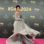 Malena Sánchez Instagram - No supe con cual quedarme ✨ No se olviden nunca este nombre TAVO GARCÍA. @_tavogarcia un ser humano increíble, sensible, talentoso, creador de los vestidos más soñados que ví en mi vida. No sabía que me gustaban los vestidos hasta que te conocí a vos. De chica no dejaba que me pongan vestidos, los odiaba, siempre prefería usar el short de boca, y así fue toda mi infancia, vestida de “varoncito” como se decía en las épocas previas al feminismo. GRACIAS TAVO. TU TRABAJO ME INSPIRA, HASTA DISEÑAMOS JUNTES ESTE VESTIDO. GRACIAS. El miércoles pasado fuimos a once, elegimos las telas y en dos días estaba el vestido terminado. No abunda el amor en estas épocas asique valoro mucho todo tu amor, el amor de mis amigues, mi familia y el amor del amor de mi vida @matiasrecalt con quien nos acompañamos de una forma que me da orgullo y emoción. Gracias también a Sole, por sumarse a último momento con sus joyas hermosas, gracias @limidojoyas Y como decimos con Mati “que por favor no se manche la cultura”