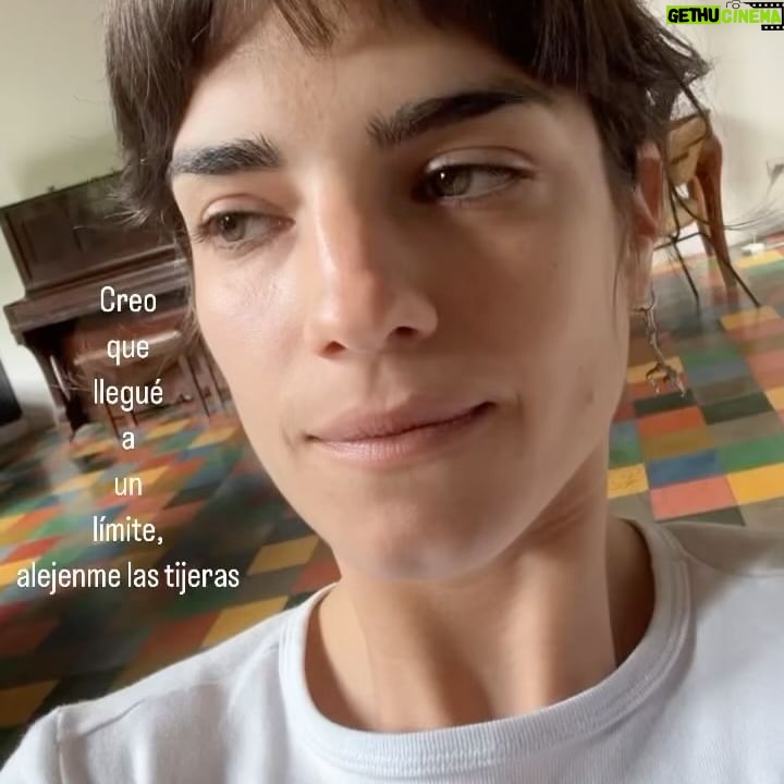 Malena Sánchez Instagram - Volví al fleco pero quería dejarles en este carrete las últimas fotitos que me hice sin flequillo. No sabía con cuál quedarme…gracias @matiasrecalt por retratarme tan bella con el lente angular.
