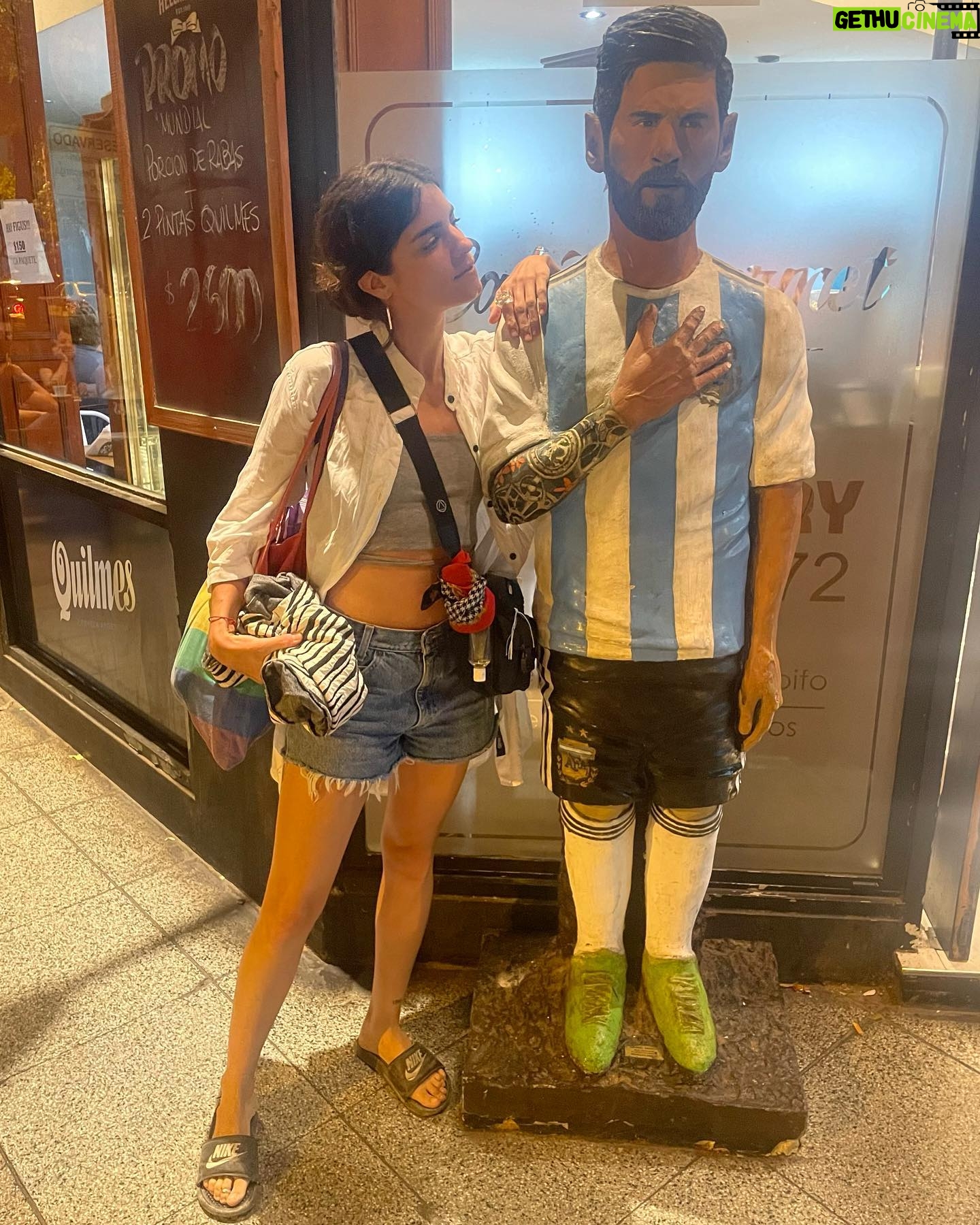 Malena Sánchez Instagram - ✨ MI FELICIDAD: -Despertarme borracha sin desmaquillar con @ave.fernixx que me hizo mi nuevo tatú :) -Dar vueltas post anunciar “confío en vos, no en mi” -Con mi mejor amigo @leomessi -Ema pasión de multitudes -Fer avisándome que viene un tiempo a Argentina -Con esta bomba que amo mucho y me hace muy feliz @matiasrecalt -Mis vacaciones con @sofilinn que ese día me cambió por otra familia -Dos que me la suben mucho @laugrandinetti @sebatornamira -Por fin mi casa: mesaza y la amistad -Con mi nueva adquisición post pijamada. Mi mujer @paubaldini Gracias 2023, estoy feliz. Ya gusto de vos y te recibo como en la primera foto jijiji