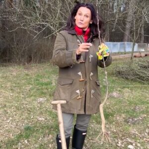 Małgorzata Pieczyńska Instagram - Nie da się ukryć, że idzie wiosna 🌿🌿🌞. Zabieram Was więc do mojego ogrodu🌞🌿🌸. To tylko pierwsze nieśmiałe prace, ale obiecuję, że w tym roku będzie się działo 🌱🏵️🌸🌺.
A jak tam wasze ogródki i balkony? 🌿🏵️

#ogrodoweinspiracje #pracewogrodzie #przydomowyogród #slowlife #ogród #ogródek #drzewkaowocowe