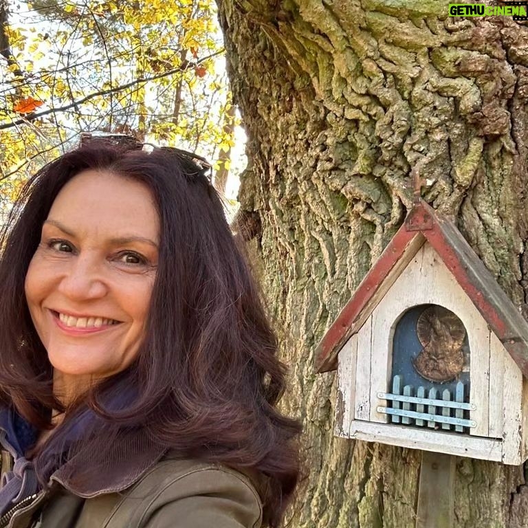 Małgorzata Pieczyńska - 1.6K Likes - W pobliżu letniska mojego taty rosną dwa 200 letnie Dęby. Na jednym z nich jest kapliczka. Będzie mi zawsze przypominał Żmudzki Dewajtis z powieści i serialu. To upalne lato 2023, w długich sukniach, w towarzystwie moich serialowych dzieci, @annie_biel czyli Hanki, @jan_hrynkiewicz czyli Wicia i @karoldziuba91 czyli Marka ♥️🎬 Z czułością będę myśleć o Filipie Zylberze, naszym niezrównanym reżyserze, Piotrze Śliskowskim operatorze, Eli Radke czarodziejce kostiumu, Mirce Wojtczak mistrzyni charakteryzacji 🙏🙏🙏 Wszystkim dziękuję!
#dewajtisserial #polskiserial #serialkostiumowy