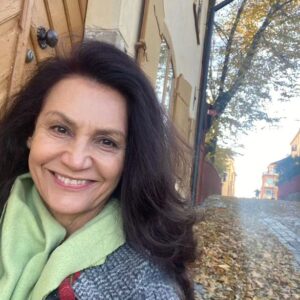 Małgorzata Pieczyńska Instagram - Uwielbiam tu spacerować ♥️. Co za miasto! Oryginalna 17-18-nastowieczna zabudowa❤️👍 Wszędzie woda! Do ratusza podpływa się łodzią😜 Sztokholm ❤️🛶⛴️🛳️🛥️⚓️

#sztokholm #milegodnia😘