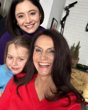 Małgorzata Pieczyńska Instagram - W rodzinie Chodakowski różnie się układa, ale mama to mama❤️❤️❤️ dla dzieci najważniejsza osoba na świecie❤️👍🎬

#mjakmilosc #serial #aktorka #naplanie #rodzina #rodzinka #mama #planzdjeciowy #miłość