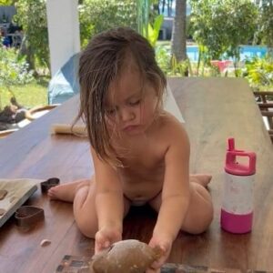 Małgorzata Pieczyńska Instagram - Te święta ani nie są białe, ani karpia w galarecie nie będzie, ale mam mój największy skarb blisko siebie. To moja rodzina. Pieczemy pierniczki, chleby, jesteśmy zdrowi🧘‍♀️❤️🌲 Czy można chcieć więcej!???❤️❤️❤️❤️