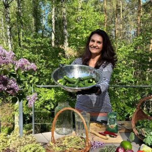 Małgorzata Pieczyńska Instagram - Wygląda na to, że sezon w mojej polowej mazowieckiej kuchni został otwarty🥒👍💚🍐 Nie mogę się doczekać krojenia, szatkowania, zalewania, kiszenia i zakręcania słoików 😜👍💚

#domoweprzetwory #kuchniainspiracje #przetworynazimę #mazowieckawieś #zdroweprzepisy