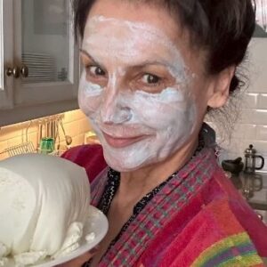 Małgorzata Pieczyńska Instagram - Bardzo łatwo robi się w domu twarożek. 👍 Kilka minut podgrzewania kwaśnego mleka, kefiru albo jogurtu. 🥛 Potem musi obciekać przez ścierkę kilka godzin (przez noc). Ważne jest, żeby mieszać I przestać podgrzewać, jak tylko zrobi się ciepłe (pierwsze bąbelki od dna). Nie doprowadzić do rozwarstwiania, „krzepnięcia”. Zbyt mocno podgrzany będzie miał grudki, będzie twardszy i serwatki będzie nieproporcjonalnie dużo w stosunku do sera. Twarożek to źródło białka, niezbędnego do budowy i regeneracji tkanek organizmu. Zawiera wapń (serwatka znacznie więcej) i fosfor, które są niezbędne dla zdrowia kości i zębów.

SERWATKA zawiera witaminy (szczególnie z grupy B), wapń (więcej niż twaróg), fosfor, sód i jod, aminokwasy i minerały. Jest doskonałym źródłem bakterii kwasu mlekowego, naturalnego probiotyku, wpływa korzystnie na równowagę naszej flory bakteryjnej.
Pycha!

Aha! Sorry za tę maseczkę 😜 Ale to już poranny rytuał. Moi domownicy chyba by się zdziwili, jakby mnie rano zobaczyli bez jakiejś maseczki. 😇😍❤️

#śniadanioweinspiracje #twarożek #serwatka #domoweśniadanie #rodzinneśniadanie #zdroweprzepisy #swojsko #wmojejkuchni