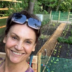 Małgorzata Pieczyńska Instagram - Ogródek leśny podoba się nie tylko mi, ale i sarnom,  zającom i dzikom 😜🥬🍅🐇🦌🐖🐐. W tym roku utrudniłam im degustację sałaty i kwiatów dalii, które sobie szczególnie upodobały. Ścieżkę wysypałam wiórami dębowo- bukowymi. Będzie przyjemniej pielić nie błocąc butów. Na zewnątrz wysypuję trociny bukowe po których ślimaki wybitnie nie lubią pełzać😜 zasadziłam setki kwiatów, sałat i 12 krzaków pomidorów👍dobrze, że popadało w nocy, ale czekam na więcej😜👍💦😍

#ogródwiosną #ogrodoweinspiracje #mazowieckawieś #nawsi #ogródkwiatowy #ogródwarzywny
