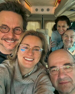 Małgorzata Pieczyńska Instagram - Artyści po sukcesach w Stanach Zjednoczonych i Kanadzie z utęsknieniem wracają do Kraju. 🥳 Jakie to były miasta? 
Kolejne spektakle w Ełku 10,11 maja!
Spotkajmy się!
.
.
.
@pieczynskaofficial @michalzielinskiofficial72 @cezaryzak.official @bartlomiej.topa.official 
@agencja_artystyczna_certus 
.
.
.
#kolacjadlagłupca #cezaryżak #małgorzatapieczyńska #bartłomiejtopa #michalzielinski #martachodorowska #aktorzy #sukces #teatr #tour #komedia #rozrywka #