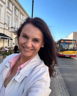 Małgorzata Pieczyńska Instagram - Nie tylko turyści podziwiają warszawski Nowy Świat 👍 Ja też uważam, że jest piękny... a co dopiero w słońcu 😀♥️

#warszawajestpiękna #nowyświat #spacerpomieście #mojemiasto