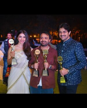 Malhaar Rathod Instagram - So this happened on Women’s day and Maha Shivratri 🥹

I am incredibly grateful to the @gifaofficial for honoring me with the Best Debut Actress Award. This recognition means the world to me, and I am truly humbled by it. Thank you @vaidyanisarg and @sanjaychhabriaofficial for giving me ‘Myra’ Thank you @randeria_siddharth @raunaqkamdar @vyomanandi @_shivamparekh for being the best coactors i could have asked for.A big hug to the amazing team behind ‘Hurry Om Hurry’ for their support.This award is as much theirs as it is mine. My amazing parents and sisters for their unwavering support and love . Thank you @aalishaa_28 for being so patient with all my auditions 🥹
So grateful for my darling @anubhavvbansall for always pushing me & guiding me 🫶🏻
Thank you all for believing in me and for making this journey unforgettable.

And last but not the least a Big Thank You to the Gujarati industry for such a warm welcome ❤️

Thank you @mamta_jadhav06 for making me look beautiful in your gorgeous saree 🥻❤️🤗

Har har Mahadev 💫