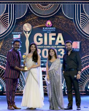 Malhaar Rathod Instagram - So this happened on Women’s day and Maha Shivratri 🥹

I am incredibly grateful to the @gifaofficial for honoring me with the Best Debut Actress Award. This recognition means the world to me, and I am truly humbled by it. Thank you @vaidyanisarg and @sanjaychhabriaofficial for giving me ‘Myra’ Thank you @randeria_siddharth @raunaqkamdar @vyomanandi @_shivamparekh for being the best coactors i could have asked for.A big hug to the amazing team behind ‘Hurry Om Hurry’ for their support.This award is as much theirs as it is mine. My amazing parents and sisters for their unwavering support and love . Thank you @aalishaa_28 for being so patient with all my auditions 🥹
So grateful for my darling @anubhavvbansall for always pushing me & guiding me 🫶🏻
Thank you all for believing in me and for making this journey unforgettable.

And last but not the least a Big Thank You to the Gujarati industry for such a warm welcome ❤️

Thank you @mamta_jadhav06 for making me look beautiful in your gorgeous saree 🥻❤️🤗

Har har Mahadev 💫
