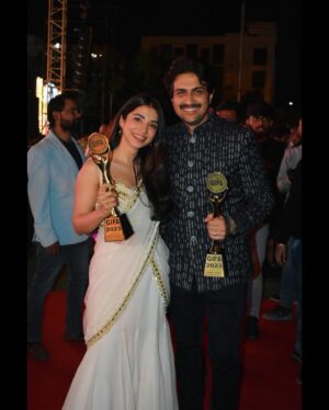 Malhaar Rathod Instagram - So this happened on Women’s day and Maha Shivratri 🥹

I am incredibly grateful to the @gifaofficial for honoring me with the Best Debut Actress Award. This recognition means the world to me, and I am truly humbled by it. Thank you @vaidyanisarg and @sanjaychhabriaofficial for giving me ‘Myra’ Thank you @randeria_siddharth @raunaqkamdar @vyomanandi @_shivamparekh for being the best coactors i could have asked for.A big hug to the amazing team behind ‘Hurry Om Hurry’ for their support.This award is as much theirs as it is mine. My amazing parents and sisters for their unwavering support and love . Thank you @aalishaa_28 for being so patient with all my auditions 🥹
So grateful for my darling @anubhavvbansall for always pushing me & guiding me 🫶🏻
Thank you all for believing in me and for making this journey unforgettable.

And last but not the least a Big Thank You to the Gujarati industry for such a warm welcome ❤️

Thank you @mamta_jadhav06 for making me look beautiful in your gorgeous saree 🥻❤️🤗

Har har Mahadev 💫