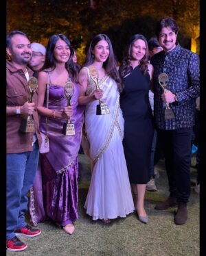 Malhaar Rathod Instagram - So this happened on Women’s day and Maha Shivratri 🥹

I am incredibly grateful to the @gifaofficial for honoring me with the Best Debut Actress Award. This recognition means the world to me, and I am truly humbled by it. Thank you @vaidyanisarg and @sanjaychhabriaofficial for giving me ‘Myra’ Thank you @randeria_siddharth @raunaqkamdar @vyomanandi @_shivamparekh for being the best coactors i could have asked for.A big hug to the amazing team behind ‘Hurry Om Hurry’ for their support.This award is as much theirs as it is mine. My amazing parents and sisters for their unwavering support and love . Thank you @aalishaa_28 for being so patient with all my auditions 🥹
So grateful for my darling @anubhavvbansall for always pushing me & guiding me 🫶🏻
Thank you all for believing in me and for making this journey unforgettable.

And last but not the least a Big Thank You to the Gujarati industry for such a warm welcome ❤️

Thank you @mamta_jadhav06 for making me look beautiful in your gorgeous saree 🥻❤️🤗

Har har Mahadev 💫