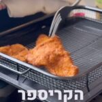 Mali Levi Instagram - הצצה לשישי בבית גרשון #חלק2 הסוד לשניצל הכי טעים בייקום פלוס מה תפקידו של הגזר ? המתכון המלא : שניצלים דקים דקים וגם לא גדולים מדיי ( אני ממש חותכת אותם שלא יהיו ענקיים ) טורפים 2 ביצים שמים קצת קטשופ, רוטב סויה קיקומן ורוטב סויה סיני נותנים לשניצלים לשהות קצת בכל הטוב הזה ואז שמים אותם בפרורי לחם גריסיני בייגלה ( הפרורים הכי טעימים בהבטחה ) מתבלינים את החבילת פירורים בפלפל מלח ומרק עוף וייאלה לשמן עמוק ! מומלץ מאוד להתשמש בקריספר כי הוא משאיר את השניצלים קריספיים וכל הזמן יורד מהם לתבנית למטה .. ייאלה בתאבון 👅 ספרו לי איך יצא לכם