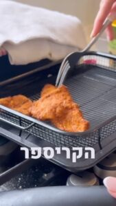 Mali Levi Instagram - הצצה לשישי בבית גרשון #חלק2 הסוד לשניצל הכי טעים בייקום פלוס מה תפקידו של הגזר ? המתכון המלא : שניצלים דקים דקים וגם לא גדולים מדיי ( אני ממש חותכת אותם שלא יהיו ענקיים ) טורפים 2 ביצים שמים קצת קטשופ, רוטב סויה קיקומן ורוטב סויה סיני נותנים לשניצלים לשהות קצת בכל הטוב הזה ואז שמים אותם בפרורי לחם גריסיני בייגלה ( הפרורים הכי טעימים בהבטחה ) מתבלינים את החבילת פירורים בפלפל מלח ומרק עוף וייאלה לשמן עמוק ! מומלץ מאוד להתשמש בקריספר כי הוא משאיר את השניצלים קריספיים וכל הזמן יורד מהם לתבנית למטה .. ייאלה בתאבון 👅 ספרו לי איך יצא לכם
