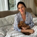 Mali Levi Instagram - מרגישה שאני על רכבת הרים ריגשית מבטיחה לעצמי קצת להרים את הראש מהמציאות לשמור על הנפש ולגעת בשיגרה, ואז ההבטחה הזאת מתפוגגת ברגע של עצב מצליחה להיות ברגע, ואז המחשבות שלי עפות ותמונות מציפות אותי. מצליחה קצת לישון והרבה לבהות בתקרה אין פאנץ תזרמו..