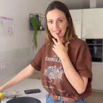Mali Levi Instagram - מצרפת לכם מתכון מעלף של עוגת שוקולד קוקוס כשרה לפסח למי שנמאס לו מכל העוגיות חנק למיניהם .. אז ככה מערבבים הכל ביחד - שקית קוקוס כוס שמן כוס סוכר 4 ביצים כוס שמנת מתוקה כוס שוקולית / קקאו אבקת אפיה ( כשרה לפסח ) כן יש כזה דבר ! שקית סוכר וניל 45 דק על 180 מעלות בתנור לרוטב כוס שמנת מתוקה פלוס 2 חבילות שוקולד מריר להמיס במיקרו ולשפוך על העוגה וייאלה בלאגן ! באמת שרציתי לצלם את הטעימה שלי מהעוגה אבל היא חוסלה לפני שהספקתי 😂 בתאבון 👅