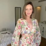 Mali Levi Instagram - כחלק מסדר פסח מיטל אהובתי הוציאה לי מהארון דברים שלא היו בשימוש/לא ידעתי איך ללבוש/דברים שלא מצאתי ונמצאו בסדר .. בחג הזה אין ממש חשק להתחדש לא חסר סיבות אבל שאלת השאלות היא אתם מארחים או מתארחים ?