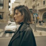 Mali Levi Instagram - אז לפני שבועיים היינו בירושלים לצילומים של לאשה ואני לא יכולה להסביר לכם איזה התקף נוסטלגיה היה לי ירושלים בשבילי זה הרבה יותר מעיר בירה. ירושלים זה הבית הראשון שלי, הילדות שלי, מי שגדלתי להיות. שם התעצבתי, שם התפתחתי, שם פרחתי. ירושלים חתומה לי כל ככ הרבה זכרונות מככ הרבה תקופות. הקסם שלה שוטף אותי בכל ביקור. ועם אהבתי הגדולה למרכז, תמיד קצת מעקצץ לי בנסיעה חזרה. אני דוברת ירושלים שוטפת. הסלנג הככ אופייני לעיר הקסומה הזאת, לא יעזוב אותי כנראה אף פעם. אני יצאתי מירושלים. אבל ירושלים ממש לא יצאה ממני. העיר הזאת מלאה בקונפליקטים. מלאה בקדושה, בדתות, בזרמים. בתוך כל זה גדלתי. גדלתי ולמדתי לחיות עם כולם בשלום, לקבל את השונה ולהכיל אותו. זה מה שאני מעבירה היום לילדים שלי הלאה. אז תודה לך ירושלים. לנצח תהיי חרוטה בליבי. אם אשכחך ירושלים.. בעצם אין סיכוי ❤️ @laishamag