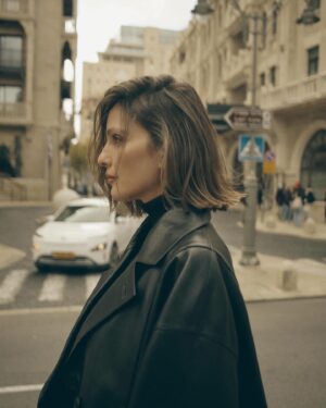 Mali Levi Instagram - אז לפני שבועיים היינו בירושלים לצילומים של לאשה ואני לא יכולה להסביר לכם איזה התקף נוסטלגיה היה לי 
ירושלים בשבילי זה הרבה יותר מעיר בירה.
ירושלים זה הבית הראשון שלי,  הילדות שלי, מי שגדלתי להיות.
שם התעצבתי, שם התפתחתי, שם פרחתי. 
ירושלים חתומה לי כל ככ הרבה זכרונות מככ הרבה תקופות.
הקסם שלה שוטף אותי בכל ביקור. ועם אהבתי הגדולה למרכז, תמיד קצת מעקצץ לי בנסיעה חזרה. 
אני דוברת ירושלים שוטפת.
הסלנג הככ אופייני לעיר הקסומה הזאת, לא יעזוב אותי כנראה אף פעם.
אני יצאתי מירושלים.
אבל ירושלים ממש לא יצאה ממני. 
העיר הזאת מלאה בקונפליקטים.
מלאה בקדושה, בדתות, בזרמים. בתוך כל זה גדלתי. גדלתי ולמדתי לחיות עם כולם בשלום, לקבל את השונה ולהכיל אותו.
זה מה שאני מעבירה היום לילדים שלי הלאה.

אז תודה לך ירושלים.
לנצח תהיי חרוטה בליבי.
אם אשכחך ירושלים.. בעצם אין סיכוי ❤️
@laishamag