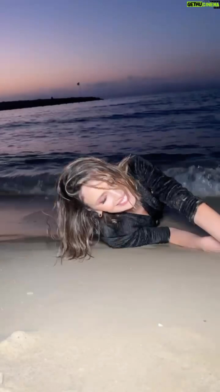 Mali Levi Instagram - הבייבי שלי בחוץ ! ריח מסעיר של חופש , של הרפתקה מתקרבת, ריח שאף אחד לא יכול להתעלם ממנו - אופוריה של נפש במסע אל האושר .. לינק בסטורי שלי ופה בדף למעלה :)