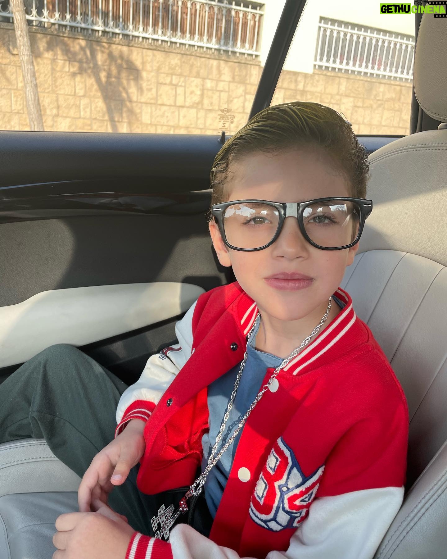 Mali Levi Instagram - טוב טוב טוב אוקיייייי בואו נפתח את זה רגעעעעע! אני רוצה לצאת חוצץ! אז מה אתכם? באיזה יום אתם? איך אתם סונדלתם בשבוע הפוריםםםם הארוך ביקום?? כי למשל אנחנו אחרי יום הפוך, לפני יום אדום, יום פיג’מות מעבר לפינה (ולמיטה 😂), יום דיסני כמובן, יום תרבויות למה לא, יום חיות כי איך אפשר בלי, יום גיבורי על כי שום שבוע פורים לא שלם בלעדיו וכמובן גולת הכותרת בל נשכח את פורים בכבודו ובעצמו!!! כי אם אפשר אז למה לא אני אומרת?? אה ואם יש לכם 3 ילדים, בכלל מדובר בתענוג!! Fun fun fun! יום טוב שיהיה לכם! כל טוב !🪬🪬🪬 #חמסה #שוםבצל #בןפורתיוסף