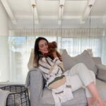 Mali Levi Instagram - אהבה ללא תנאים🐶 @revolve #revolveme #אוסקר #אוסקראהבהשלי