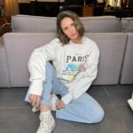 Mali Levi Instagram - אני לא בנאדם של שינוים קיצונים ובכלל החלטות בחיים זה משהו שתמיד היה לי קשה איתו ( מזל תאומים 😳) מהחלטות גדולות כמו לבחור ל ילדים מסגרות ועד החלטות קטנות של מה להכין צהריים . תמיד זה מלווה אצלי בהמון התייעצויות והתלבטויות ולפעמים גם במצב של התחמקות מהחלטות שזה הכי נורא - להישאר במצב של אי החלטה ואז לא קורה כלום אני תקועה .. לאחרונה אני עוברת תהליך של אימון עצמי בקבלת החלטות , גדולות וקטנות לוקחת את המושכות ליידים בוחרת בעצמי , בתחושות הבטן שלי , אני עד הסוף לטוב ולרע . יש משהו מאוד משחרר בלסמוך רק על עצמך ולדעת שרק את יודעת מה הכי נכון לך וגם אם עשית טעות היא שלך ! והאחריות היא שלך ! אז גם בהחלטה הזאת החלטתי ברגע אני עושה קארה ! 😱
